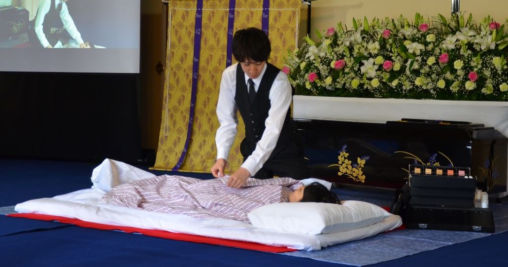 Что делать во время траура. Церемония похорон в Японии. Погребальная церемония в Японии. Похоронный алтарь Япония. Японские похоронные традиции.