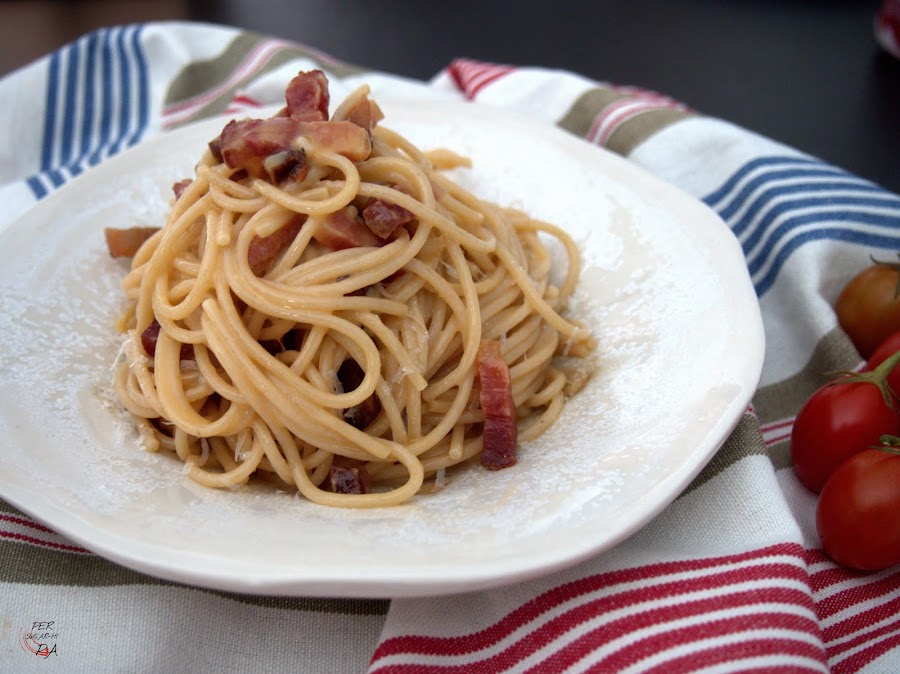 Espaguetis con la auténtica carbonara, yema de huevo, bacon (guanciale) y pecorino romano.