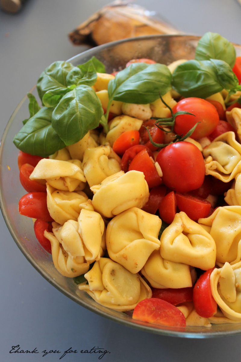 Tortellinisalat mit Tomaten und Basilikum - TYFE