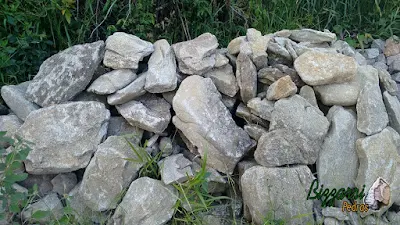 Pedra para calçada de pedra, tipo pedra moledo, com espessura de 10 cm a 20 cm.