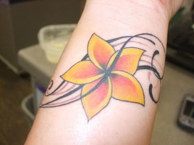 Tatuaje flor naranja y amarillo