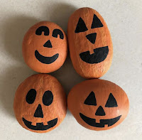 Decoración para Halloween con piedras pintadas calabazas