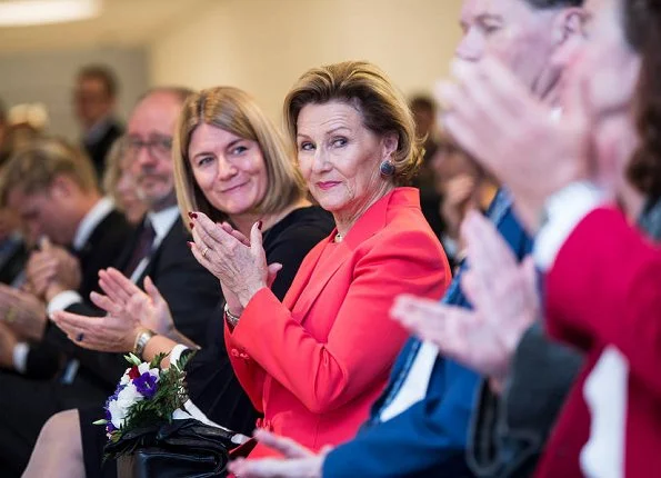 Queen Sonja of Norway attended opening of the Tommerup Ceramic Workshops exhibition in Middelfart. Style of Queen Sonja