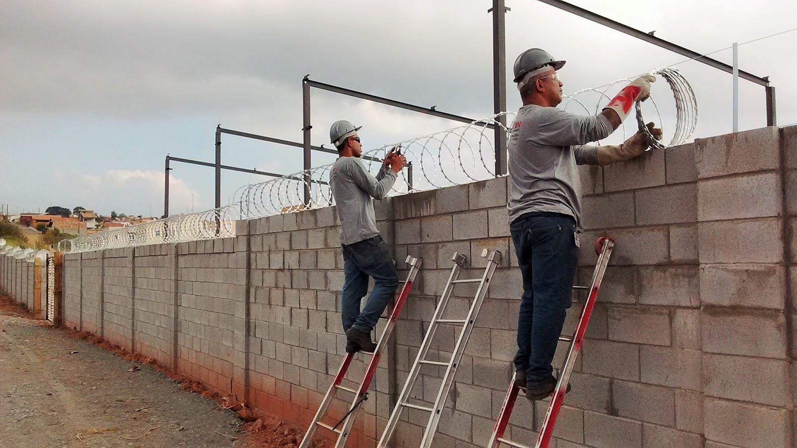 REDECON ESPECIALISTA EM CERCAMENTOS Instalação de Concertina Simples