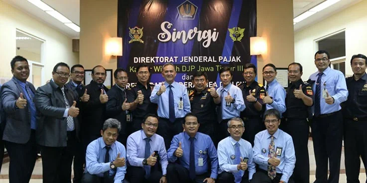 Konferensi pers yang digelar Kantor Wilayah Ditjen Pajak Jawa Timur III dan Kantor Wilayah Bea Cukai Jawa Timur II.