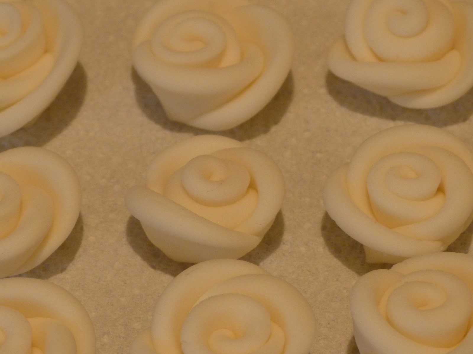 Small Cakes: Fondant Ribbon Roses Tutorial