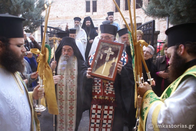 Το Τίμιο Ξύλο υποδέχτηκε η Καστοριά (φωτογραφίες) Το Τίμιο Ξύλο υποδέχτηκε η Καστοριά (φωτογραφίες)
