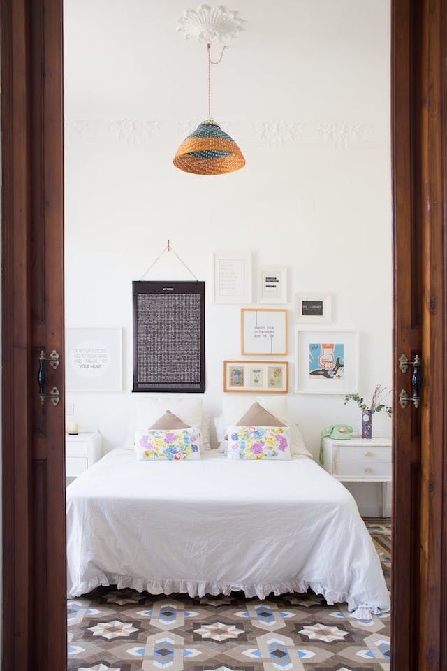dormitorio de estilo nuevo rústico con puertas correderas