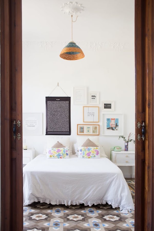 dormitorio de estilo nuevo rústico con puertas correderas