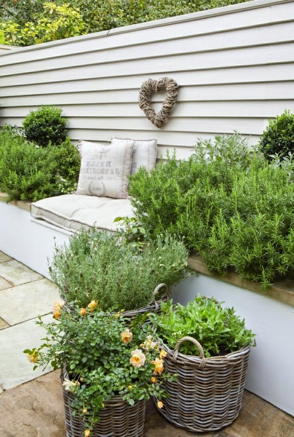 Relax in the seating area in the garden!