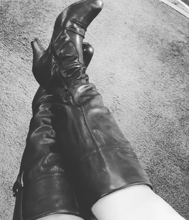 THE APPRECIATION OF BOOTED NEWS WOMEN BLOG : BOOT SELFIES!!!