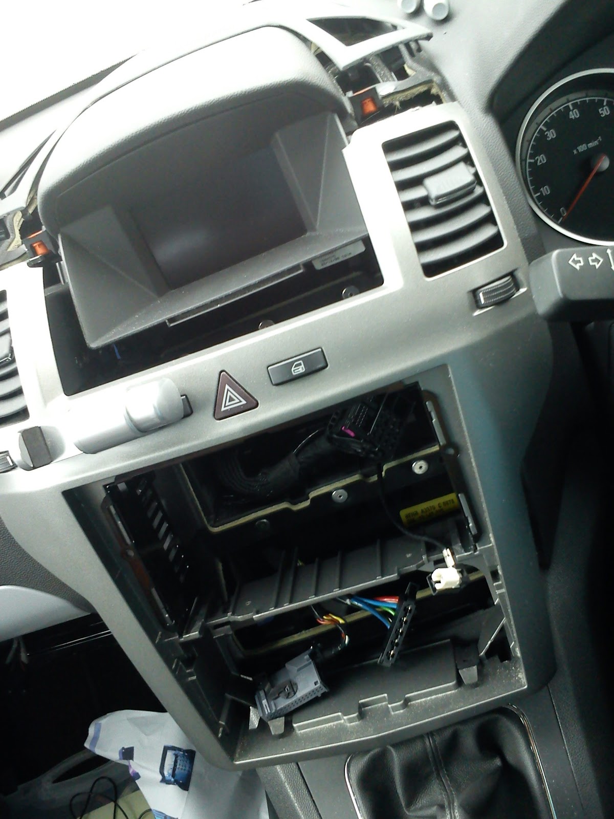 Wai's Life Installing Parrot Mki9100 Bluetooth Car Kit (in Vauxhall