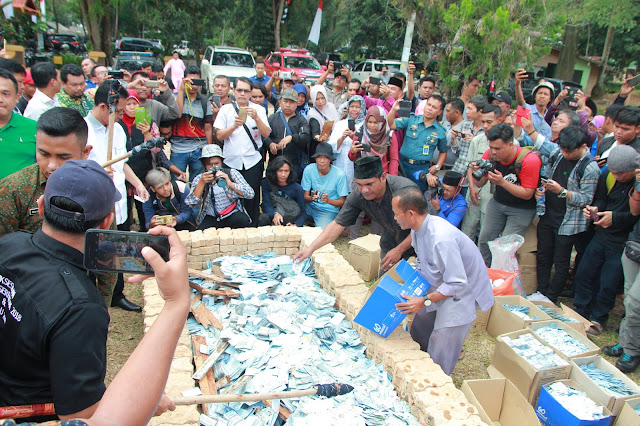 Dinas Kependudukan dan Pencatatan Sipil Kota Batam Pemerintah Kota Pemko Melakukan Pembakaran 50 ribu KTP Invalid