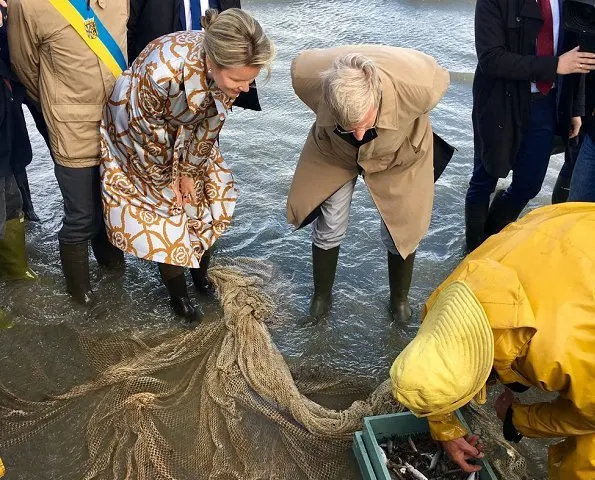 Queen Mathilde and King Philippe visited Orde van de Paardevisser in Oostduinkerke. Queen wore Dries Van Noten coat