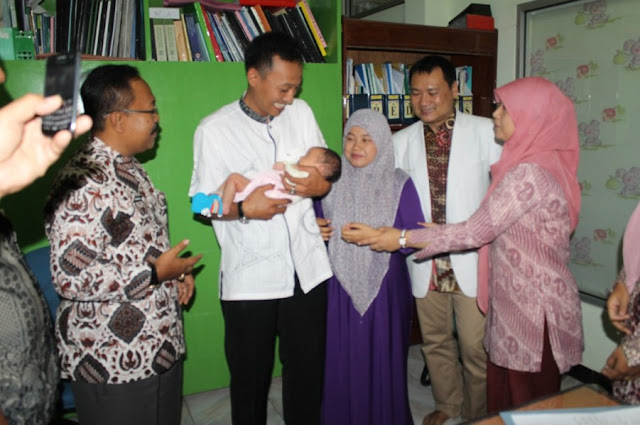 Jangan Asal Adopsi Anak, Ini Hukumnya dalam Islam!