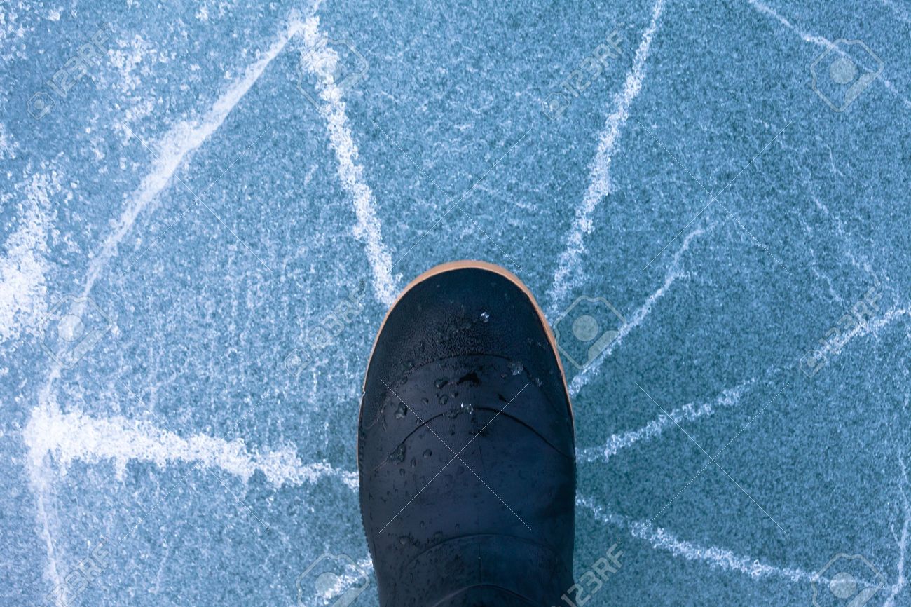 Иди в трещину. Лед трескается под ногами. Ноги на льду. Лед под ногами потрескавшийся. Лед треснул под ногами.