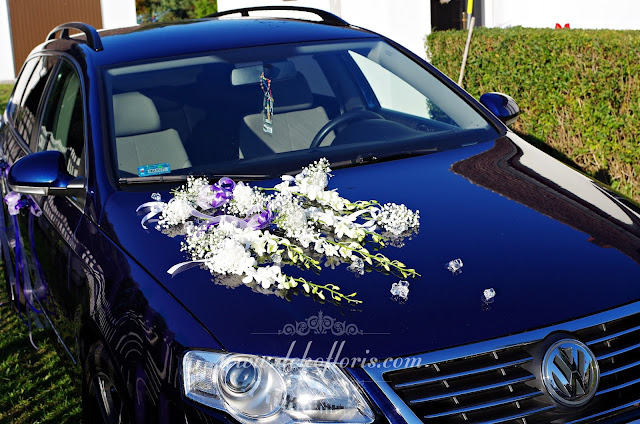 Ślubna dekoracja samochodu białe storczyki i gipsówka
