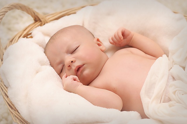 posisi tidur bayi, posisi tidur bayi yang benar, posisi tidur bayi usia 0-9 bulan, tidur bayi sehat, tidur bayi
