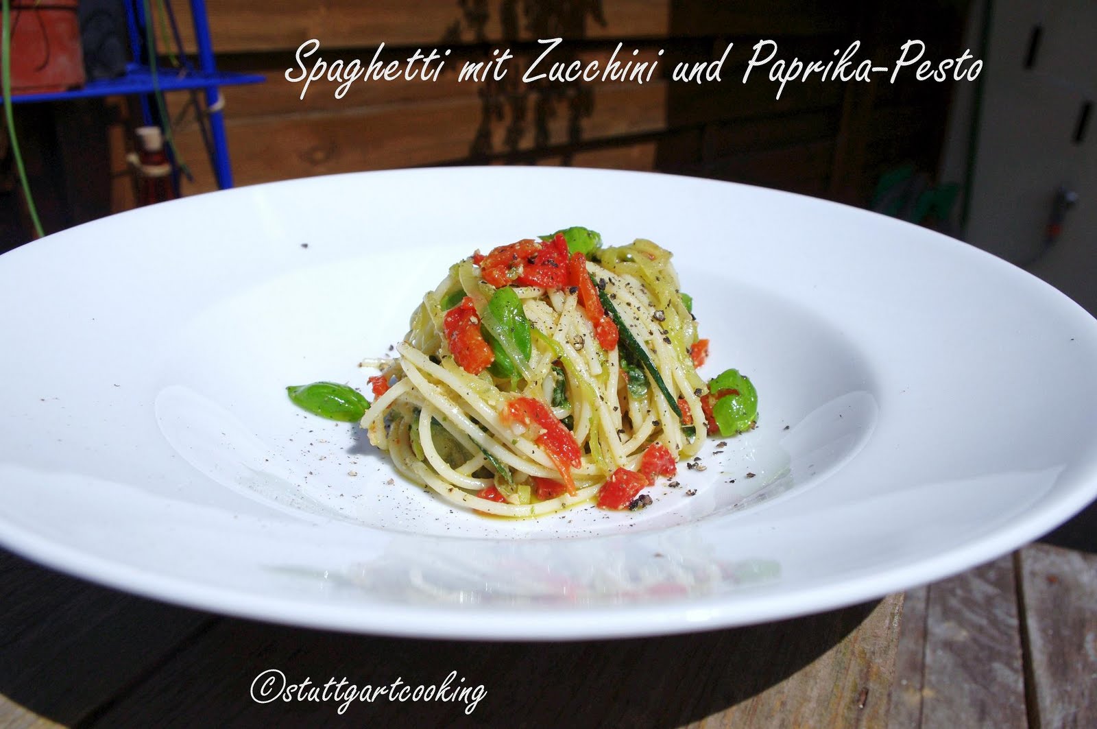 stuttgartcooking: Spaghetti mit Zucchinistreifen und Paprika-Pesto