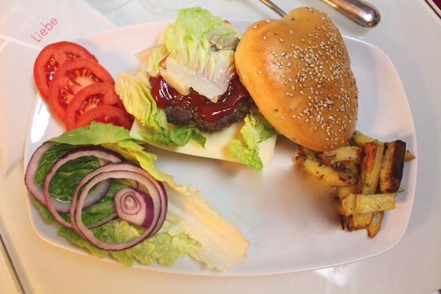 Hamburger in Herzform und köstliche Ofenkartoffeln für den Valentinstag