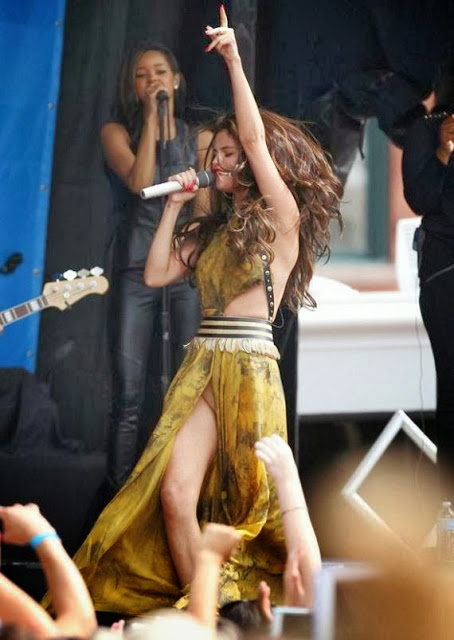Selena Gomez faz espectáculo sem cuecas