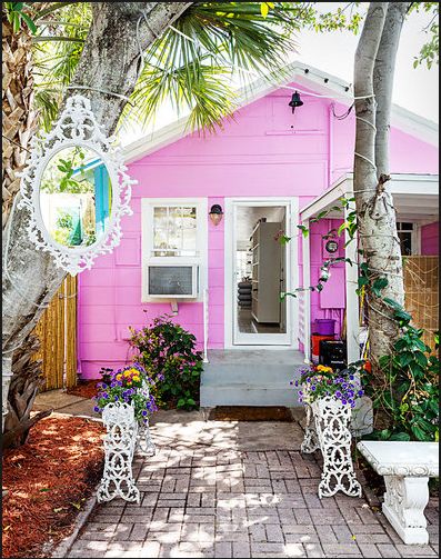 Casa pequena cor de rosa e turquesa. Blog Achados de Decoração decoração casa pequena, decoração cor de rosa, casa de campo
