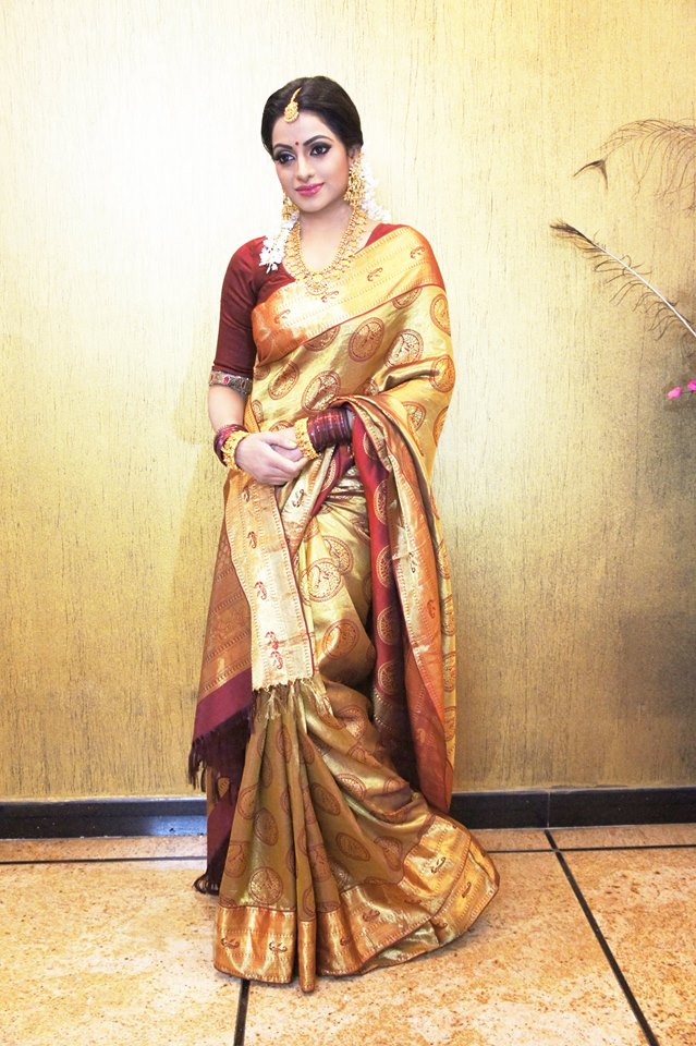 Anchor Udaya bhanu Gorgeous Stills In Silk Saree
