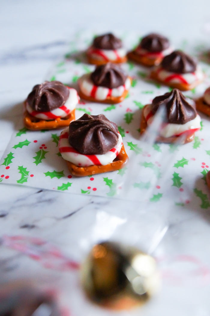 Candy Cane Star Pretzel Bites, perfect for Christmas treats!
