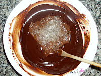 Añadiendo la gelatina al chocolate derretido