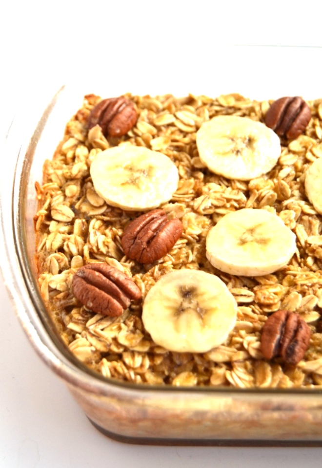 Salted Caramel Baked Oatmeal topped with bananas and toasted nuts makes the perfect cozy breakfast! It tastes indulgent but is nutritious and filling. www.nutritionistreviews.com