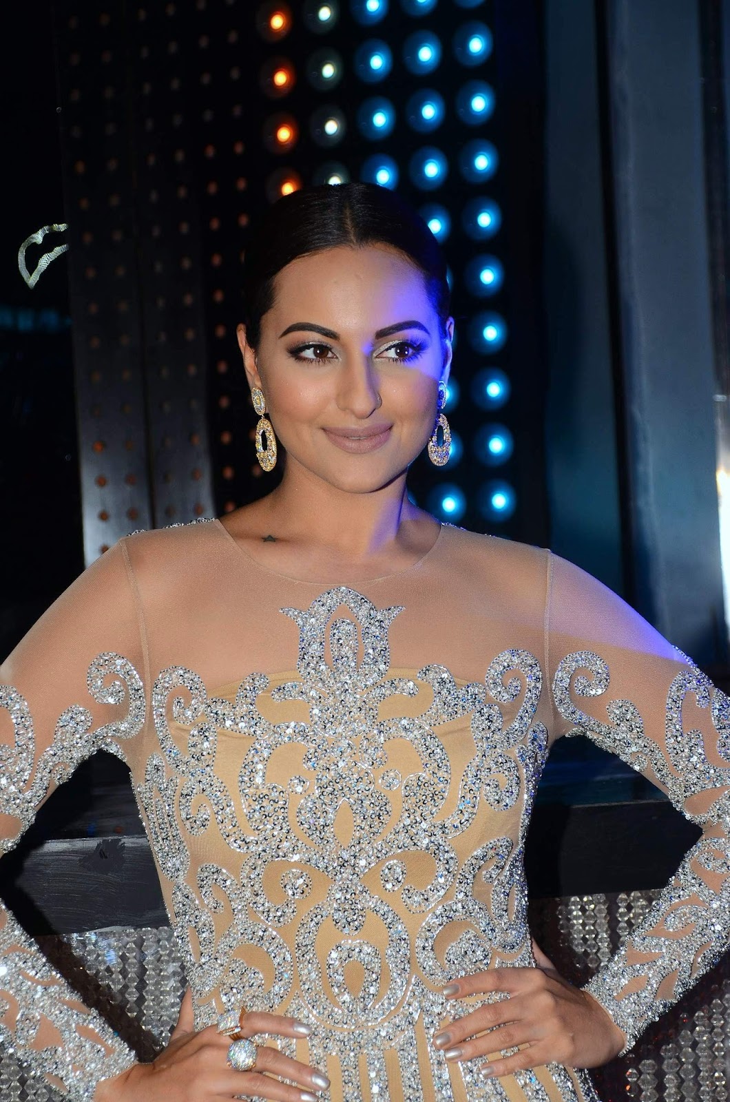 Sonakshi Sinha Looks Hot On The Sets Of Star Plusâ€™ Dance Reality Show â€œNach Baliyeâ€ Season 8 in Mumbai
