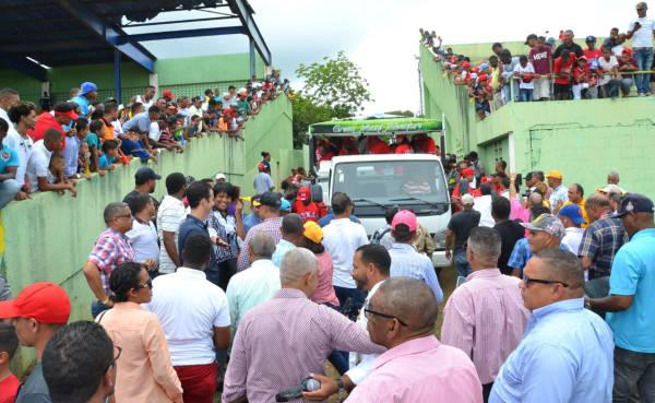 Video: Reciben como héroe a Bartolo Colón en Puerto Plata Video: Reciben como héroe a Bartolo Colón en Puerto Plata