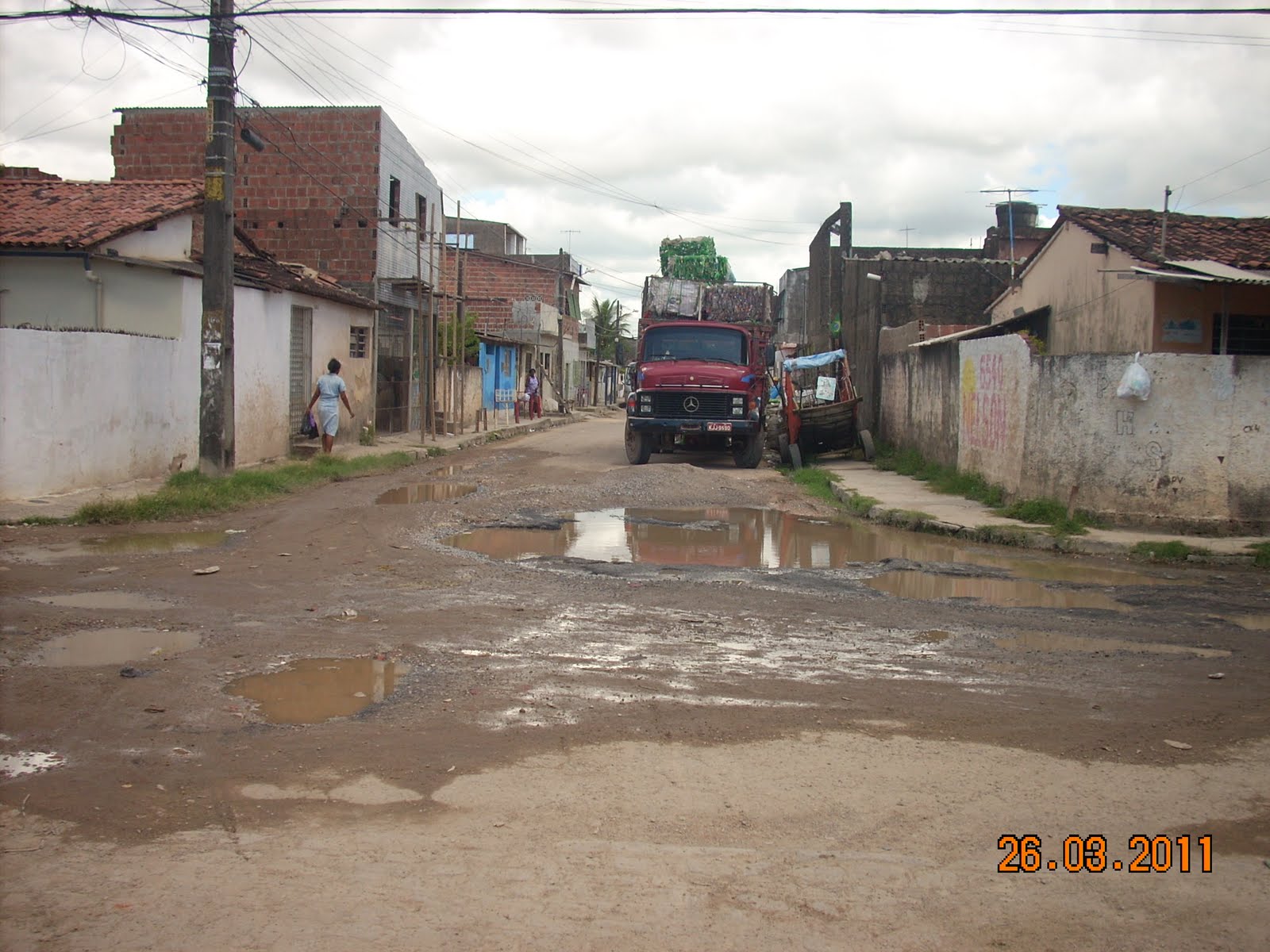 Comunidade de Recife Pernambuco Buracos prejudicam o transito na Rua Zumbi dos Palmares nos