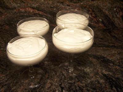 Panna cota de crema de coco y mermelada de frutos del bosque.