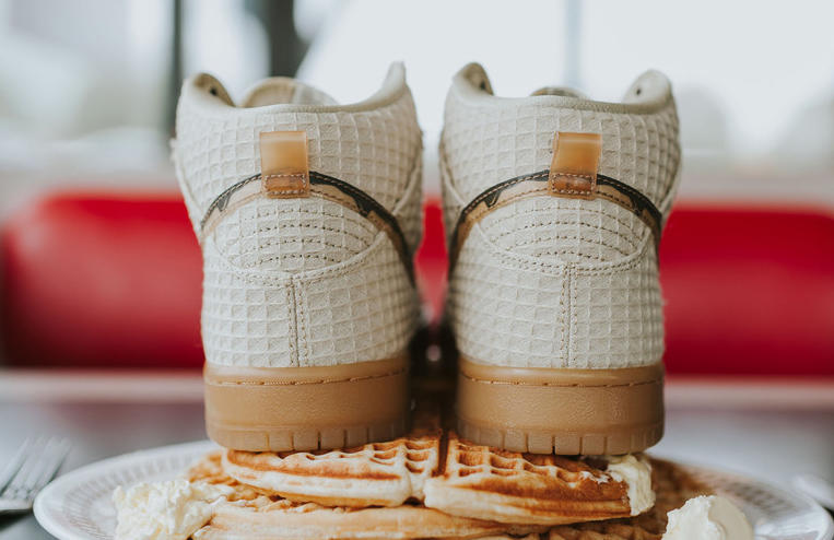 Nike vai lançar modelo de tênis inspirado em waffles o tênis vem em um tecido que reproduz a cor e a textura dos waffles, além de trazer o