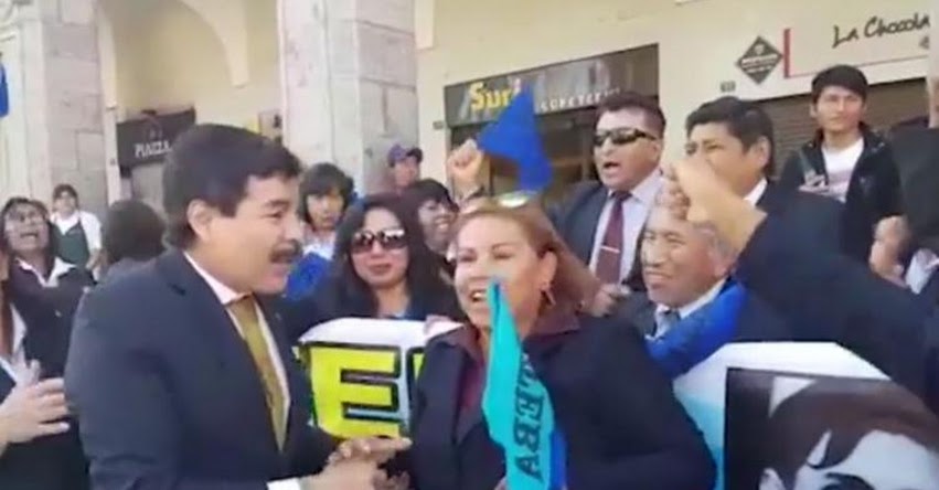 Candidatos de Arequipa en campaña se unen a marcha de protesta de docentes para tomarse foto Candidatos de Arequipa en campaña se unen a marcha de protesta de docentes para tomarse foto