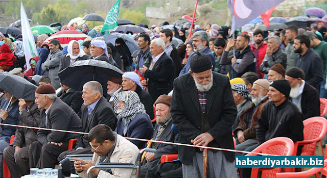 Diyarbakır Çermik kutlu doğum etkinliği 2017 DİYARBAKIR-Peygamber Sevdalıları Platformuna bağlı Çermik Köprü-Der tarafından Çermik’te "Hak ve Adalet Rehberi Hz. Muhammed (sav)" temalı Kutlu Doğum etkinliği düzenlendi. Etkinliğe, yağan sağanak yağmura rağmen yoğun katılım gösteren vatandaşlar, ellerinde tevhit bayrakları taşıyarak sık sık salâvat ve tekbirler getirdi.