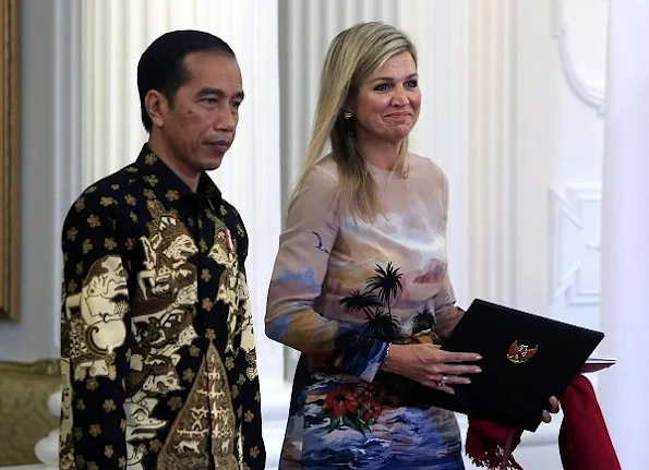 Queen Maxima wears Valentino Hawaiian Long Sleeve Dress. Queen Maxima visits Indonesia day 3. Natan shoes, Queen Maxima style