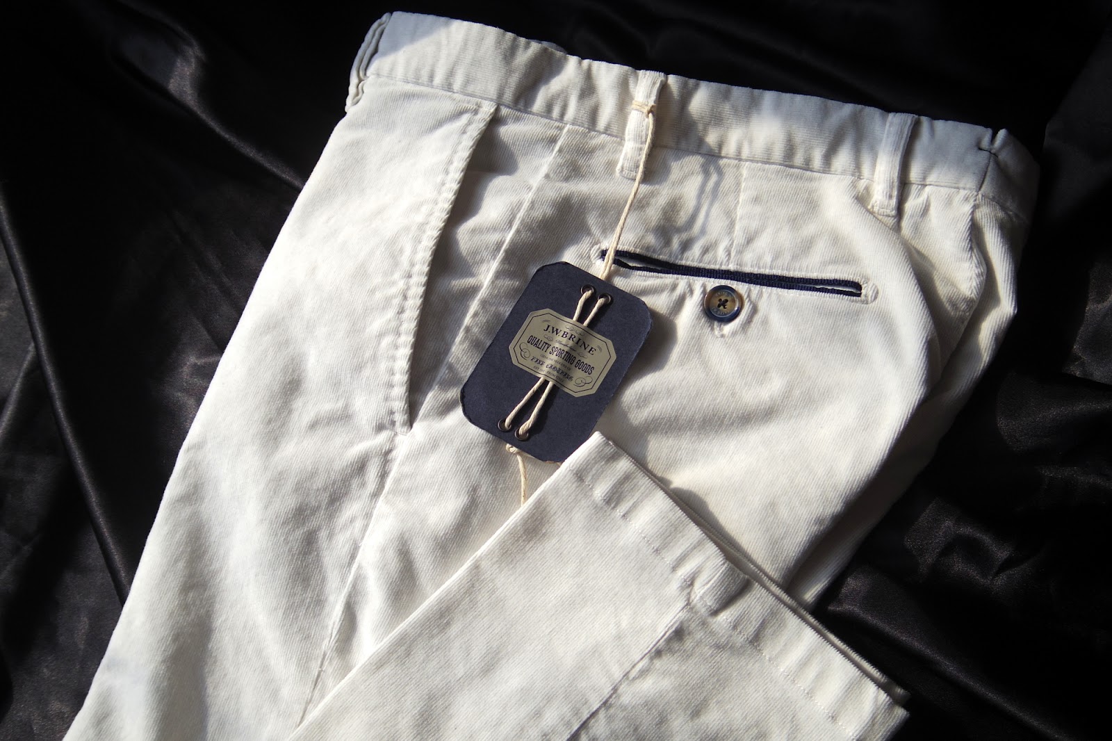 J W Brineのホワイト コーデュロイ パンツ