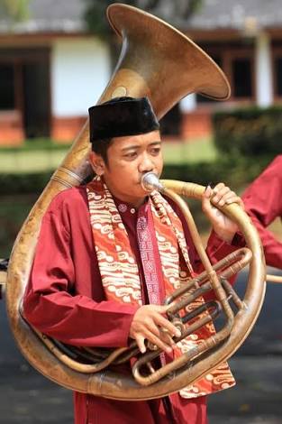 saksofon termasuk alat musik tanjidor yang dimainkan dengan cara