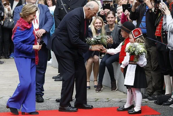 King Harald and Queen Sonja visited Jondal, Odda, Granvin, Ulvik and Askøy municipalities in Hordaland,with the Royal ship