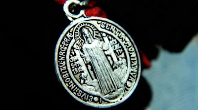 imagem de medalha milagrosa de São Bento