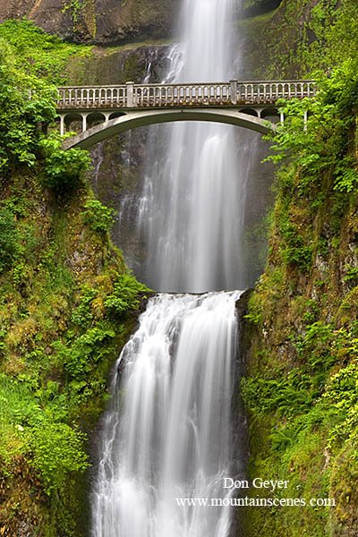 Multnomah Falls in the Columbia River Gorge National Scenic Area, Oregon.