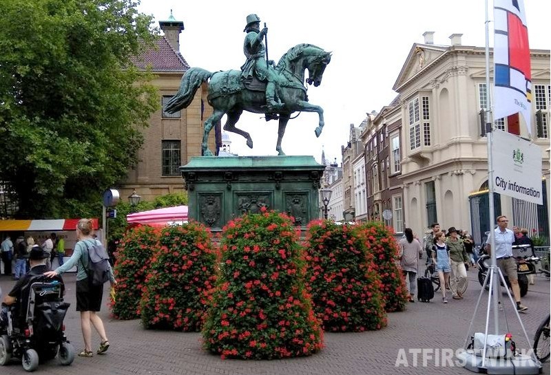 bronze statue willem van oranje Noordeinde palace flowers