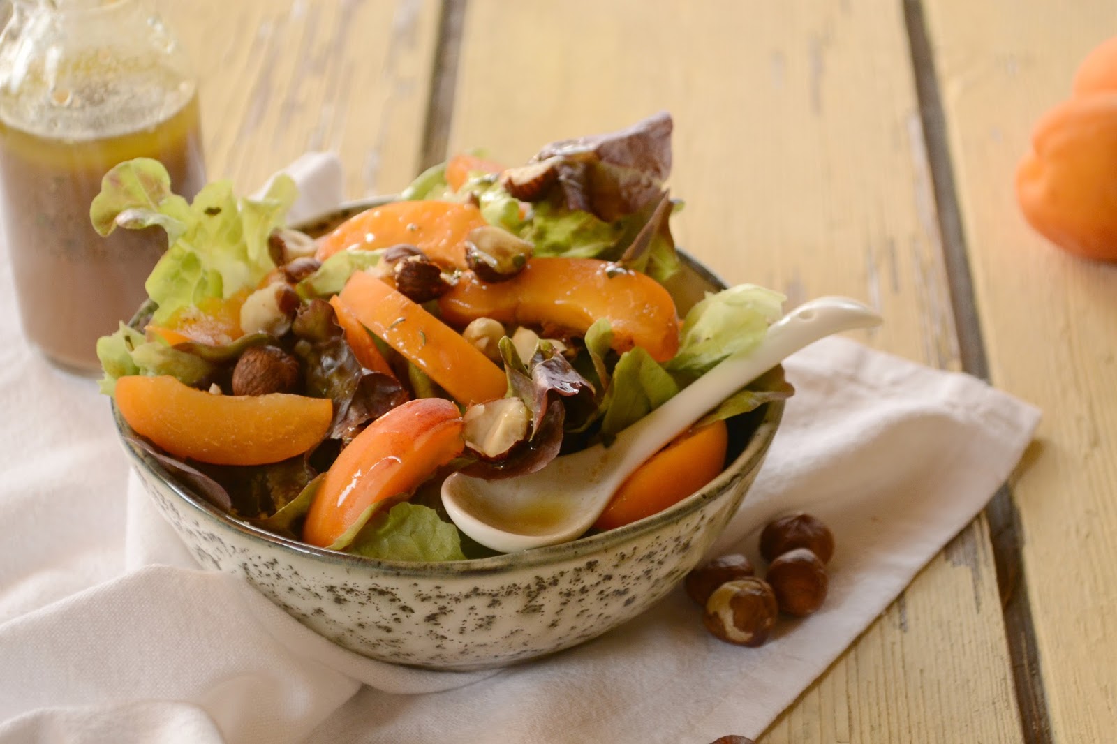 Salat mit Aprikosen und Nüssen | hopefray