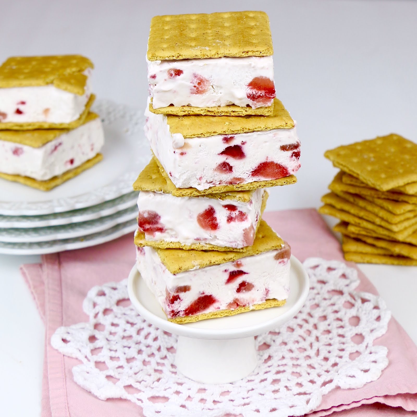 {VIDEO} Skinny Strawberries & Cream Frozen Yogurt Ice Cream Sandwiches