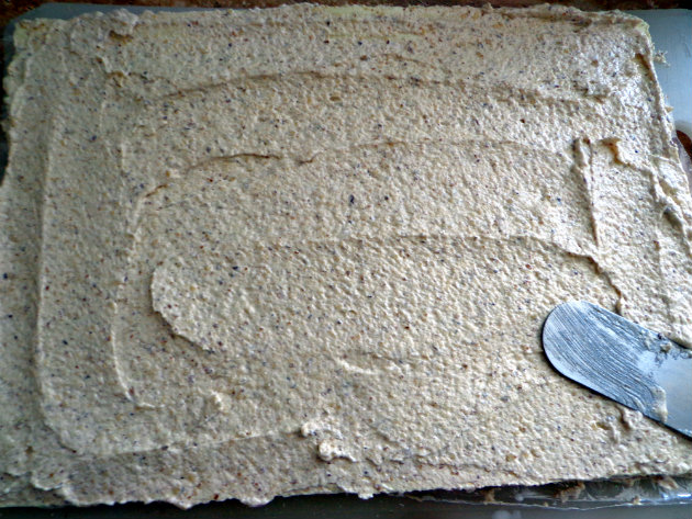 Rozen torta 5 korak pripreme Rozen cake by Laka kuharica: sprinkle the first cake crust with a little warm milk, spread the 1/7th of the filling over it, repeat.