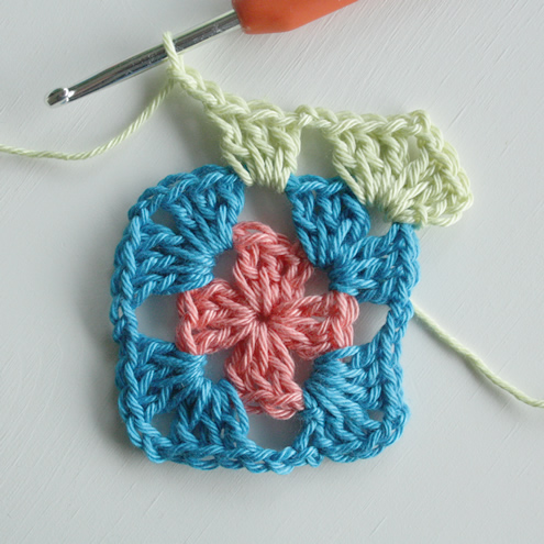 Granny square haken, uitleg | Granny square crochet tutorial - Happy in Red
