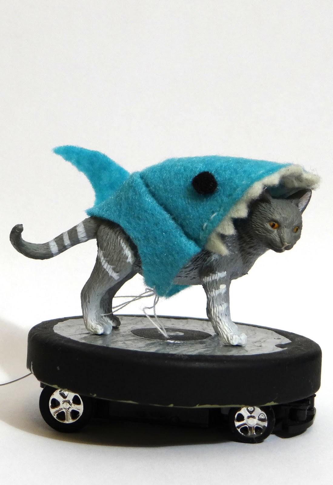 Amber's Craft a Week Blog DIY RC Roomba for Mini Shark Cat