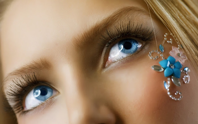 Foto de los Ojos Azules de una Chica Rubia